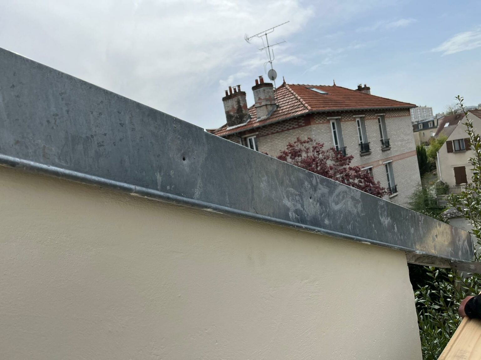 Tuiles de rive avant remplacement